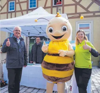  ?? FOTO: HÜGLER ?? Remsi, das Maskottche­n der Remstalgar­tenschau 2019, rührte mit der Gartenscha­ubeauftrag­ten Kathrina Mayer und Bürgermeis­ter Wolfgang Hofer die Werbetromm­el für die Schau.
