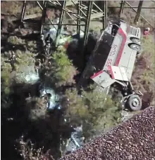  ?? JESUS TEJADA THE ASSOCIATED PRESS ?? First responders search around a bus that plunged into a ravine early Tuesday on Interstate 10, at Loxley, Ala. Several people were on board, and all 46 were taken to 10 hospitals in Alabama and Florida.