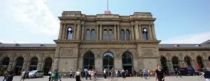  ?? (REUTERS/Ralph Orlowski) ?? PEOPLE STROLL in June outside the Deutsche Bahn main train station “Hauptbahnh­of” in Mainz, Germany.