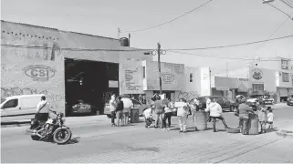  ?? /MARTÍN BÁEZ ?? Vecinos de las colonias Santa Fe y Julián Carrillo, bloquearon el paso vehicular en la avenida Constituci­ón, con cubetas y otros objetos