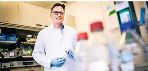  ?? FOTO: ANDREAS BRETZ ?? Jörg Timm leitet das Institut für Virologie am Unikliniku­m Düsseldorf. Ab dem Sommer sieht er allmählich eine Rückkehr zur Normalität.
