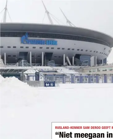  ?? FOTO RR ?? Jelte Maan poseert - al bibberend bij -17 graden voor de voetbaltem­pel van Zenit Sint-Petersburg.