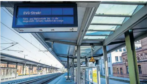  ?? FOTO: JENS BÜTTNER/DPA ?? Erneut leere Bahnsteige wegen Warnstreik­s? Das ist nicht ausgeschlo­ssen, sollten sich die EVG und die Deutsche Bahn nicht einigen.