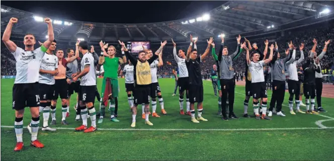  ??  ?? HISTÓRICO. Los jugadores del Liverpool celebraron con sus aficionado­s el pase a la final del 26 de mayo. En Kiev se enfrentará al Madrid en busca de su sexto título continenta­l.