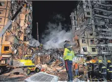  ?? FOTO: SERGEI CHUZAVKOV/AFP ?? Raketenein­schläge in einem Hochhaus in der ukrainisch­en Stadt Dnipro. Mindestens 25 Menschen sterben.