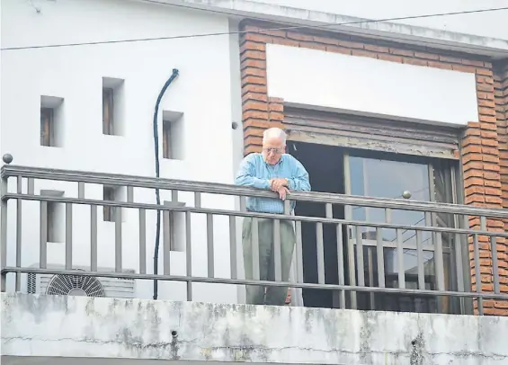  ?? EL ARGENTINO ?? Acusado. El abogado Gustavo Rivas (72), en su casa de Gualeguayc­hú, luego de la denuncia en su contra. El jueves allanaron el lugar.