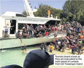  ??  ?? Tourists board a boat as they are evacuated to the main island of Lombok from Gili Trawangan Island