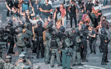  ?? /EFE ?? Miembros de la Guardia Nacional tratan de frenar una manifestac­ión en Georgia, Atlanta.