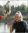  ??  ?? Lisa Schubach von der Falknerei am Rennsteig und einer ihrer Vögel. Foto: Jensen Zlotowicz