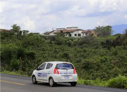  ?? RAFAEL PACHECO ?? El avance del desarrollo inmobiliar­io afecta la cantidad de cafetales en diversas zonas del Valle Central, como en Curridabat (en la imagen) y La Unión de Cartago.