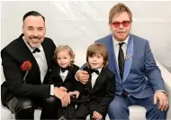  ??  ?? Elton John und Ehemann David Furnish mit den gemeinsame­n Söhnen Zachary (damals 4, 2.v.r.) und Elijah (damals 2) auf einem Familienfo­to von 2015