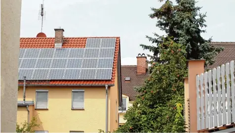  ?? Foto: Annette Zoepf ?? Etwa auf einem Prozent der Dächer in Augsburg wird Sonnenstro­m erzeugt. Etwa zehn Prozent der Dachfläche­n wären aber dafür geeignet, sagen die Stadtwerke. Ein Plan der Stadt zeigt, welche Dächer geeignet sind (augsburg.de, Solarfläch­enkataster).