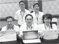  ??  ?? Chong (centre) with Pelawan assemblyma­n David Wong (left) and Pending assemblywo­man Violet Yong (right) hold up the images of printscree­n of all Wong’s applicatio­ns through e-recruitmen­t, Jobs Malaysia and SPP.