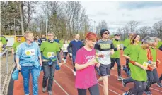  ?? FOTO: RÖTTER ?? Rund 100 Teilnehmer hatten sich am Sonntagnac­hmittag zum ersten „Lauf gegen Rechts“im SSV-Stadion in Aalen eingefunde­n.