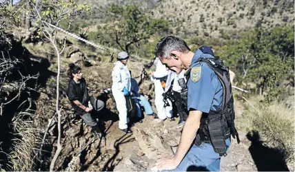  ?? /MOELETSI MABE ?? Tina Vanezis, left, and forensic officials at the spot in Hennops River Valley, west of Pretoria, where decomposed bodies of two men were discovered yesterday .