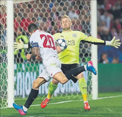  ?? FOTO: EFE ?? Vitolo remata ante Schmeichel El portero danés salvó al Leicester de encajar una abultada derrota en el Sánchez-Pizjuán