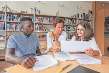  ?? ARCHIVFOTO: HANS-JÜRGEN BAUER ?? Grundschul­lehrerin Dorothee Kettner hat das Projekt „MentForMig­ra“2015 in Düsseldorf gegründet. Nun ist es an vier Schulen im Kreis Viersen gestartet, darunter das Michael-Ende-Gymnasium in St. Tönis.