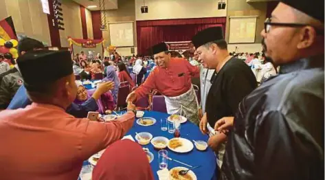  ?? FOTO: ?? DR Abd Halim (tengah) beramah mesra dengan tetamu yang hadir pada Majlis Jamuan Hari Raya AADK.