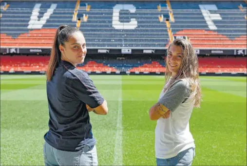  ?? ?? Erika Vázquez y Asun Martínez posan para AS en el estadio del Valencia.