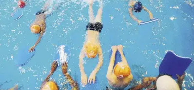  ?? Ansa ?? Bracciate in corsia Ragazzini impegnati in una scuola di nuoto