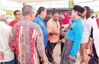  ??  ?? SADDI menyambut ketibaan Samsudin serta rombongan Umno Batu Sapi.