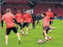  ??  ?? PUESTA A PUNTO. Marcelo, durante la sesión en el Johan Cruyff Arena.