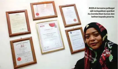  ??  ?? ROZILA bersama pelbagai
sijil melayakkan syarikat itu memberikan kursus dan
latihan kepada peserta.