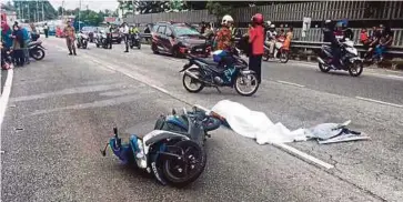  ??  ?? KEMALANGAN maut di Jalan Klang Gate menghala ke Taman Melawati akibat tumpahan minyak.
