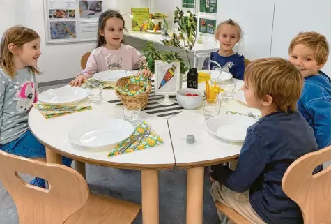  ?? Foto: Birgit Rocchi ?? Im „Kinderrest­aurant“gibt es keine freie Platzwahl mehr. Die Buben und Mädchen sitzen immer an ihrem Stammtisch zusammen, den sie an dem bunten Schild in der Tisch‐ mitte erkennen.