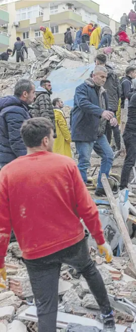  ?? ?? ↑ Rescuers search for survivors through the rubble of collapsed buildings in Adana, Turkey