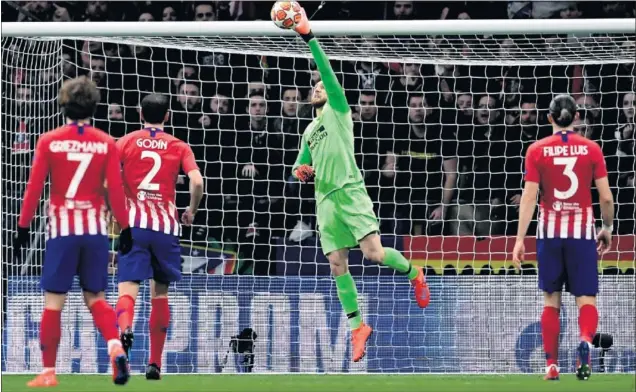  ??  ?? IMPRESCIND­IBLE. Oblak volvió a ser clave ante la Juventus el miércoles, como cuando detuvo un libre directo lanzado desde 30 metros por Cristiano Ronaldo.