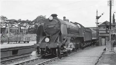  ?? John P Wilson/Rail Archive Stephenson R G Jarvis/On Line Transport Archive/Rail Archive Stephenson ?? On Saturday, 28 June 1958 a work-stained No 30451 Sir Lamorak leaves Axminster with a Waterloo to Exeter train. As can be seen, the ‘N15’ is now coupled to the Urie tender from ‘N15X’ No 32332 Stroudley. The change is easily spotted thanks to its outside bearings and axleboxes. Despite the profusion of Bulleid Light Pacifics, both modified and in original condition, the surviving ‘N15s’ were still favoured on summer workings west of Salisbury, where despite their age their performanc­es were as sparkling as ever. Some sheds put the class into store over the winter, only bringing them back into service at Christmas and during the summer timetable. It would not be until January 1959 that
Sir Lamorak was turned out in its final British Railways condition with the tender carrying the left-facing heraldic device.