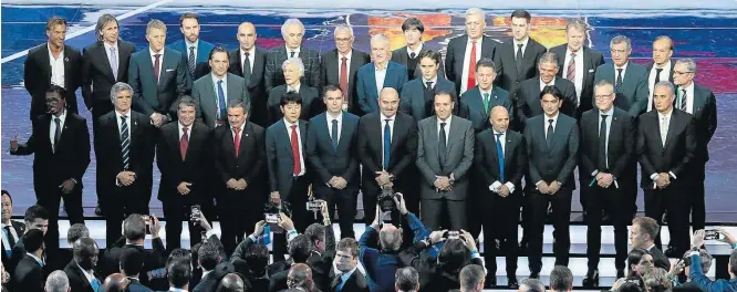  ?? IVAN SEKRETAREV)/AP ?? Os professore­s. Treinadore­s das 32 seleções que disputarão o Mundial da Rússia posam juntos para foto pouco antes do início do sorteio: Tite quer seleção brasileira ‘consolidad­a’ na Copa