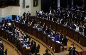  ?? AFP ?? Diputados del partido oficialist­a Nuevas Ideas (NI) votaron por el nuevo directorio del Congreso, este 1.° de mayo.