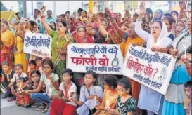  ?? PTI PHOTO ?? Mahila Congress activists and children protest during a candle light vigil against the gang rape of a student in Bhopal on Friday.