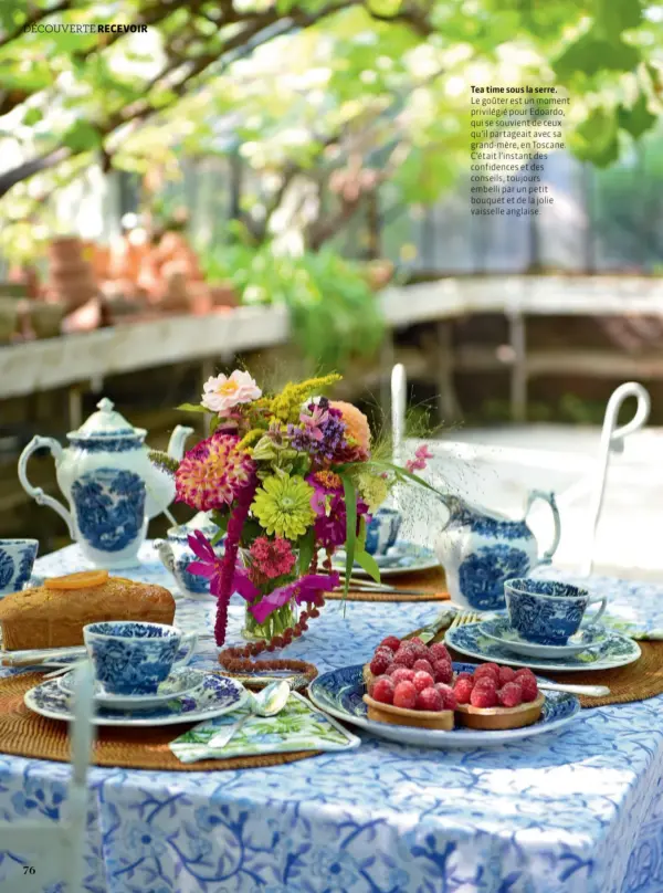  ??  ?? Tea time sous la serre.
Le goûter est un moment privilégié pour Edoardo, qui se souvient de ceux qu’il partageait avec sa grand-mère, en Toscane. C’était l’instant des confidence­s et des conseils, toujours embelli par un petit bouquet et de la jolie vaisselle anglaise.