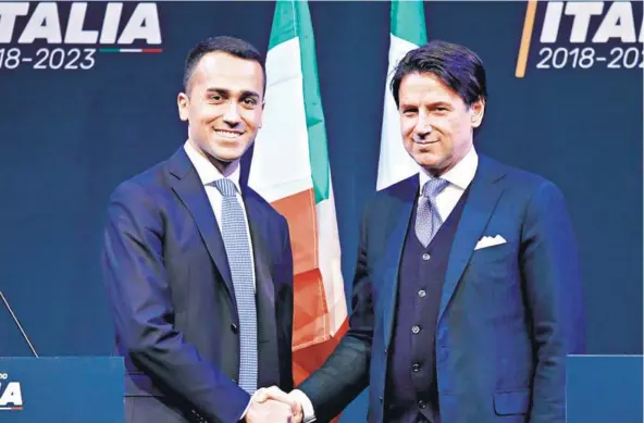  ??  ?? ► El líder del M5S, Luigi Di Maio (I), estrecha la mano del abogado italiano Giuseppe Conte (D) el 1 de marzo pasado.