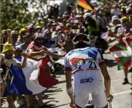  ?? (Photos AFP) ?? Dernier vainqueur au sommet de l’Alpe d’Huez en , Thibaut Pinot, forfait cette année, n’aura pas droit à son bain de foule.