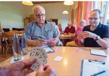  ?? FOTO: OLIVER DIETZE ?? SZ-Redakteur Gerrit Dauelsberg zog beim Skat-Abend nicht nur gegen Walter Weiler (li.) den Kürzeren.