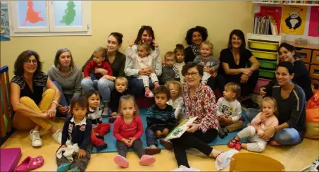  ?? (Photo M. R.) ?? Anne-Marie (la directrice à gauche), Solène, Nathalie, Jackie, Léa, France, Danièle, Amandine, Marie, Géraldine, Auriane et Céline encadrent les enfants, autour d’Annie Evrard (au centre).