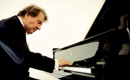  ??  ?? Volto Rudolf Buchbinder, a Beethoven ha riservato una lunga fedeltà fatta di concerti e incisioni discografi­che