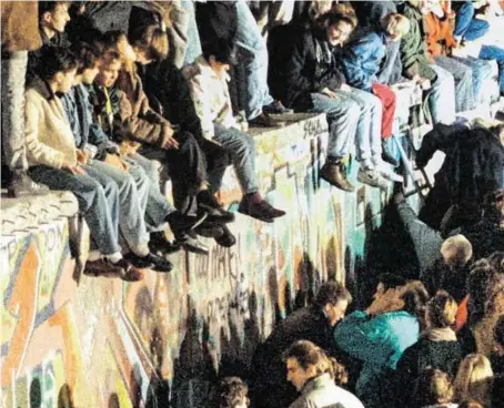  ?? BILD: SN/DPA ?? Gewaltfrei wie die Bergpredig­t: der Fall der Berliner Mauer 1989.