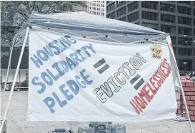  ?? BELHÚ SANABRIA / LA RAZA ?? Defensores de vivienda asequible instan a los inquilinos a que conozcan sus derechos y luchan por mantener la moratoria contra los desalojos en Illinois.