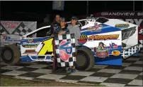  ?? RICH KEPNER - FOR MEDIANEWS GROUP ?? Ryan Watt, left, is joined in victory lane by wife Leslie and son Logan after his modified win during Thunder on the Hill racing at Grandview Tuesday night.