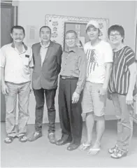  ??  ?? LEE Pun Yee (tengah) gambar bersama setiausaha Suhakam dan pengadu dalam kes ini.