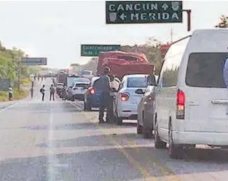  ?? RAFAEL MARTÍNEZ/CORRESPONS­AL ?? Ejidatario­s bloquearon la carretera en demanda de pago justo por sus tierras