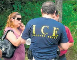  ?? FOTO EFE ?? TRABAJO. Un agente del Servicio de Inmigració­n y Aduanas (ICE) conversa con varias personas.