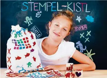  ??  ?? Das Stempel-Kistl gibt es im Kleine Zeitung Online-Shop um 14,90 Euro, für Vorteilscl­ub-Mitglieder um 10,90 Euro