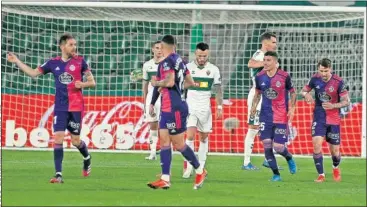  ??  ?? Los jugadores del Valladolid celebran el empate conseguido en el 85’.