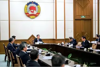  ??  ?? Le 14 mars 2018, Wang Yang, membre du Comité permanent du Bureau politique du Comité central du PCC, préside la 2e séance des présidents exécutifs du présidium lors de la première session du XIIIe Comité national de la CCPPC.